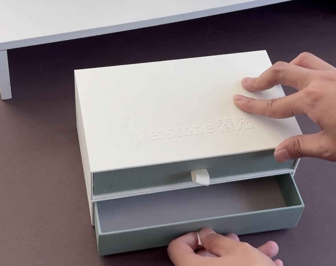 ​This stylish gift box that can attract each other makes your gift stand out!